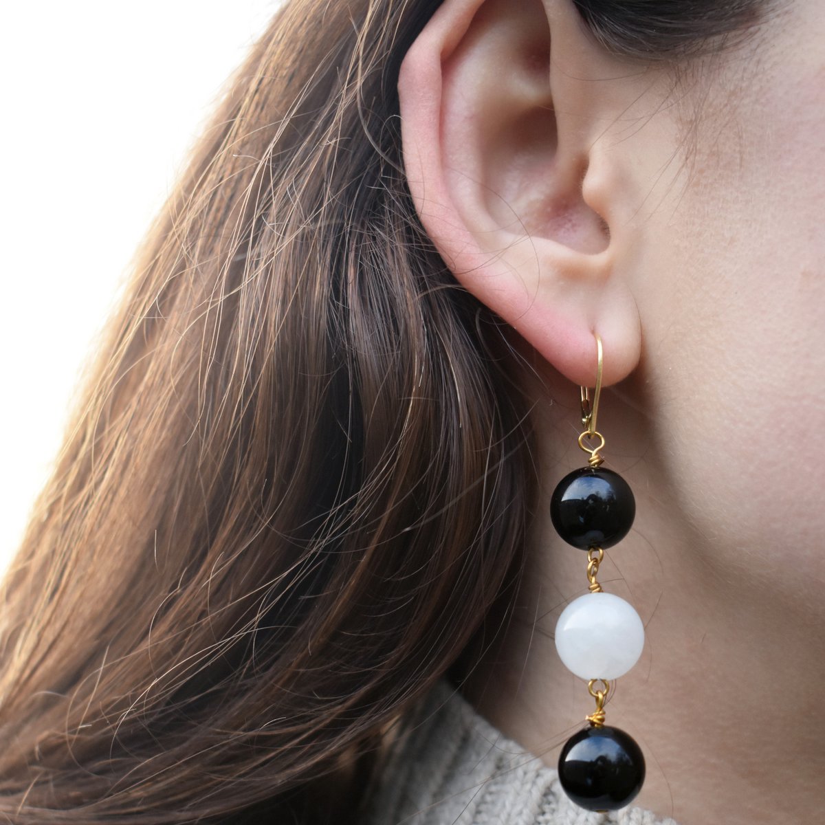 Weißer Achat und schwarzer Onyx, Gelbgold-Vermeil, 9-karätige oder 18-karätige Goldohrringe, mutiger und schöner Statement-Schmuck, Gold-Vermeil-Ohrringe, Kollektion Bloom | von nlanlaVictory