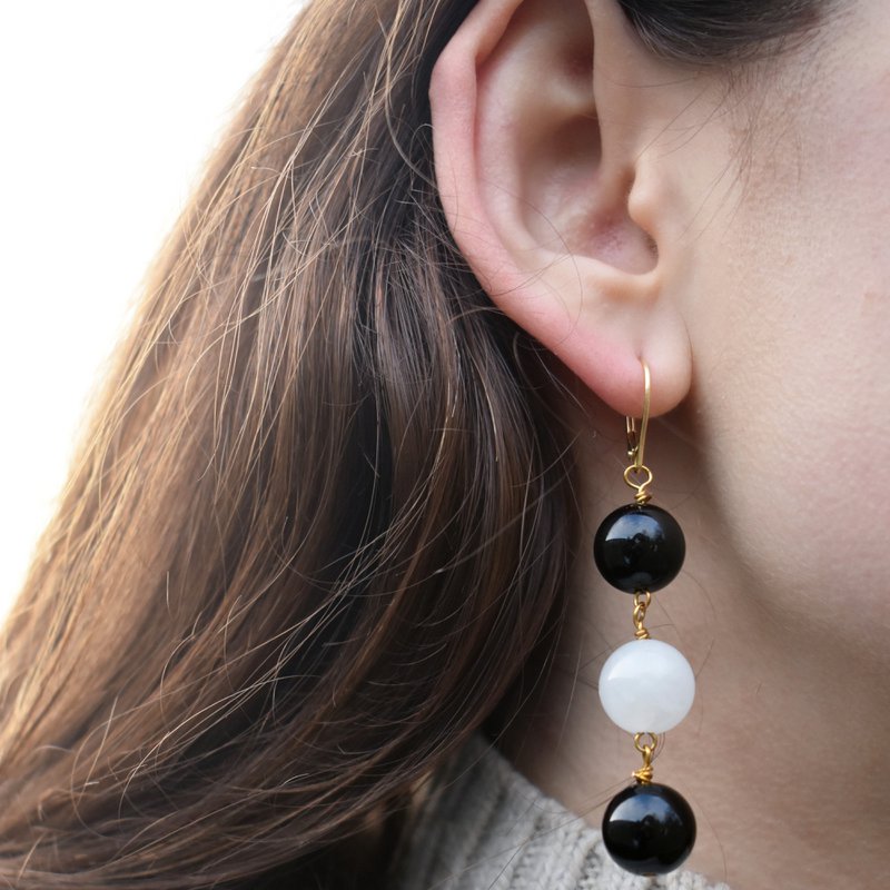 Ágata blanca y ónix negro Vermeil de oro amarillo, aretes de oro de 9k o 18k, joyería llamativa audaz y hermosa, aretes de oro vermeil, colección Bloom | por nlanlaVictory