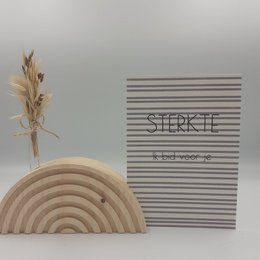 A Christian greeting card with the text "Sterkte, Ik bid voor je" (Strength, I pray for you) in a minimalist, handwritten style against a striped background.