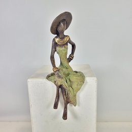 Bronze-Skulptur "Femme assise avec chapeau" by Soré | verschiedene Größen und Farben