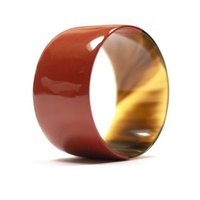 Ziegelrot lackiertes Armband in Größe L.