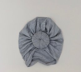  Light gray knot hat for babies, made of soft, comfortable material.