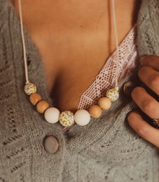 Nursing & carrying necklace | "Esme"