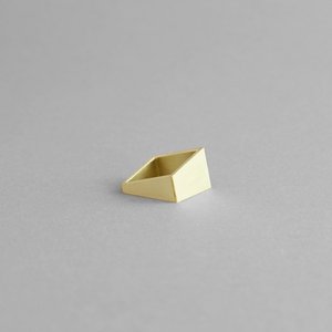 QUADRATISCHER RING AUS MESSING