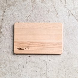  Rectangular wooden cutting board with a whale design, made of natural wood material.