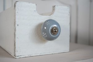 Grijze meubelknop met witte bloemen 4 cm Isabelle Rose