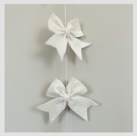 Luna-Leena Girlandenschleife – gebrochenes Weiß – vertikal L1m – Wollfilz – handgefertigt in Nepal – Hochzeit und Geburt