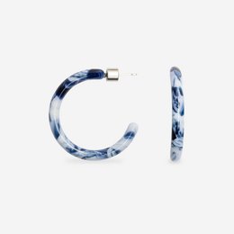  Elegant blue and white marble-patterned hoop earrings with a modern, minimalist design.