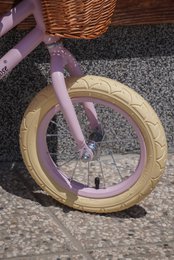 Bicicleta sin pedales en color rosa pastel con cesta de mimbre Isabelle Rose