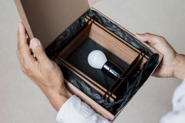 Hashtag LAMP No. 1 carré noyer – Lampe de table dimmable minimaliste - Cadeau de Noël