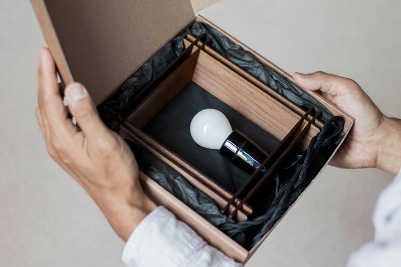 Hashtag LAMP No. 1 carré noyer – Lampe de table dimmable minimaliste - Cadeau de Noël