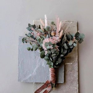 Natuurlijke pracht: uniek bruidsboeket van droogbloemen, eucalyptus & distel