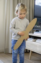 Großes Spielzeugflugzeug aus Pappe