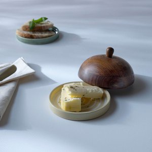 Gestreepte keramische botergerecht met mango houten deksel