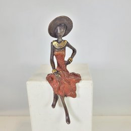 Bronze-Skulptur "Femme assise avec chapeau" by Soré | verschiedene Größen und Farben
