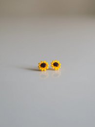  Sunflower-shaped pearl earrings with a bright yellow color.