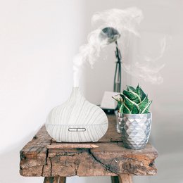 White wood aroma diffuser with 550ml reservoir and auto-stop feature for essential oil mist diffusion.