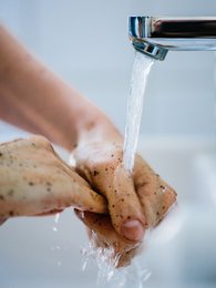 scrub mani al caffè crudo + lavaggio