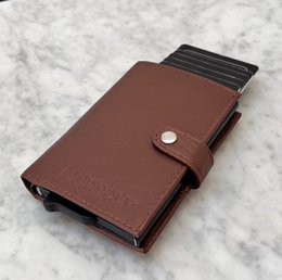 Læderkortholder + nøgleorganer brun — gavesæt til mænd — Lundholm Örebro Safety Wallet