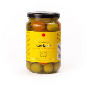 Olijf en augurk cocktail