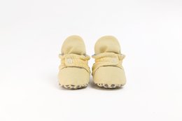 Soft, comfortable baby shoes in a neutral color with a bow detail. Suitable for infants aged 0-24 months.