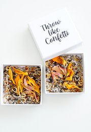  Throw like confetti bloemzaad - hardbox. Seed product with a box containing dried flowers and a tassel decoration.