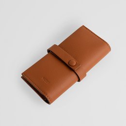Minimalistisches Uhrengehäuse aus braunem Leder. Lederetui für Uhren