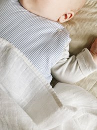 Musselin mit gehäkelter Paspelierung - Weiße Paspelierung