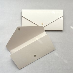 Geschenkverpackung, Gutscheinverpackung, Geldgeschenk, Konzertkarten, Umschlag SAND mit Magnetverschluss, Herz Heissfolie Gold (VE = 5 Stück)