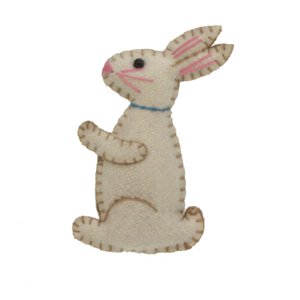 Broche Haas wit zittend