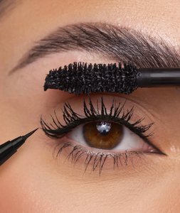Schwarze Wimperntusche