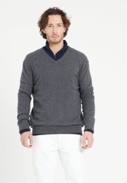  Charcoal gray cashmere V-neck sweater for men. Made of soft, high-quality cashmere material. Available in sizes S to 2XL.