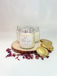 Tall, round scented candle with rose fragrance, 250 ml, 40-hour burn time.