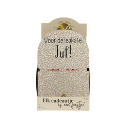  Beaded bracelet with the text "Voor de leukste Juf!" (For the nicest teacher!) in a decorative design. The bracelet features a neutral color palette and a simple, elegant style.