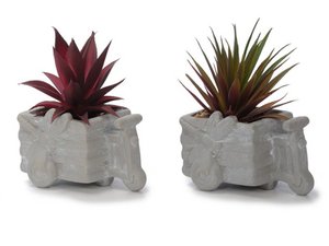 Dreirad aus Keramik mit Kunstpflanzen 13x9x15cm