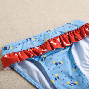 Bedruckte Bikinihose für Babymädchen mit kontrastierenden Rüschen F20-23104032