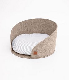 Oval-shaped pet basket made of felt material in beige or gray color, with a comfortable cushion inside, measuring 45cm in diameter and 25cm in height, suitable for pets.