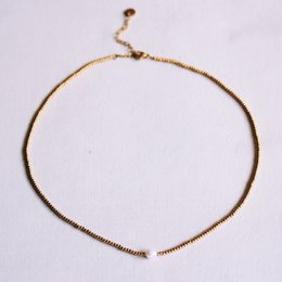Minimalist beaded necklace with a small pearl
