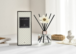 White flower diffuser with reed sticks, available in 200ml size with rose perfume or pure cotton scents.