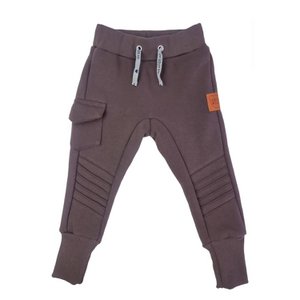 Kinderhose mit braunen Nähten