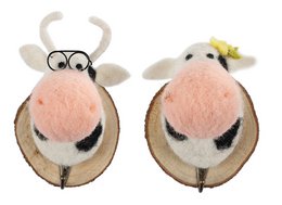 Decorative cow-shaped coat hooks with pearl necklaces, available in 2 assorted designs, measuring 16 cm in size, made of PU material.