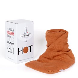 Warming scarf in fine waffle fabric in cognac color. Made of soft, cozy material for a comfortable and stylish accessory.