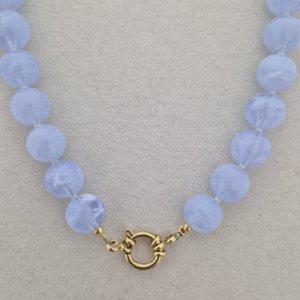 Ketting met grote kralen en boeislot | Lichtblauw