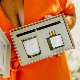  Cactus Blossom leather feel gift pack, a scented candle set with a floral, earthy aroma and a luxurious leather-like texture.