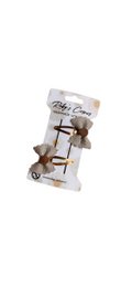  Klik klak speldje - Strik Lara is a kids hair clip made of knitted material in a neutral color. The clip features a simple, minimalist design that is suitable for everyday wear.