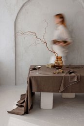 Off-white linen tablecloth, 250x145 cm, with a minimalist floral centerpiece arrangement on a white table.