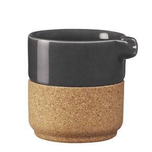 Alma Gemea dunkelgraues Milchkännchen, Keramik mit Öko-Kork