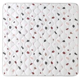  A quilted play mat with a confetti-like pattern of gray, white, and red/pink shapes. The mat is square-shaped and measures 1.27 x 1.27 meters.
