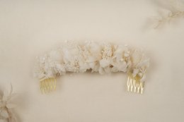 Double Comb Calypso hair clip, made of white floral accents, features a decorative comb design for elegant hairstyles.