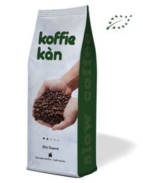 Whole coffee beans in a green and white bag labeled "Koffie kan". The bag contains 250 grams of coffee beans.
